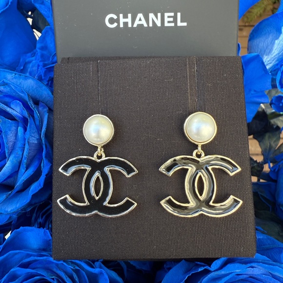 Chanel 25P CC Logo Black Metal Resin Gold Tone Stud White Pearl Pendant Earrings - Picture 6 of 16